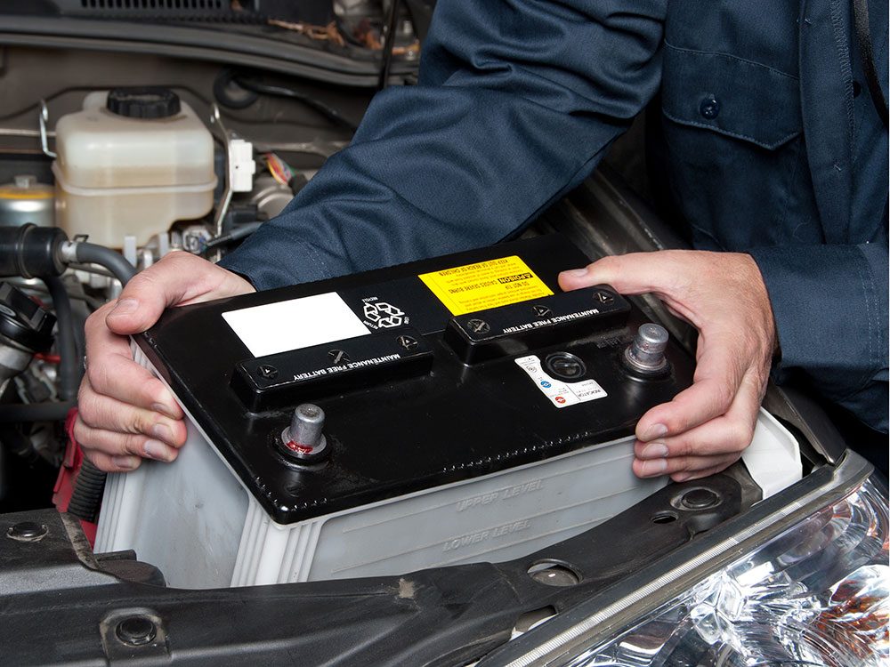 بررسی باتری خودرو در نگهداری از خودرو